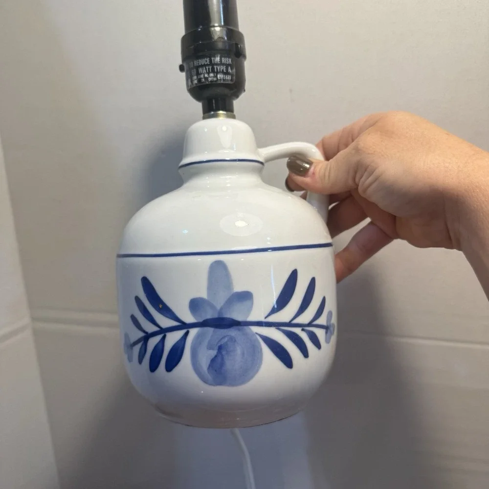 Vintage Blue and White Simple Jug Lamp }‎ Floral Blue Table Lamp